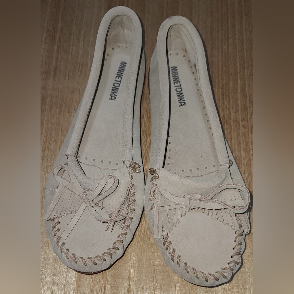 Minnetonka moccasins cream 9 women's